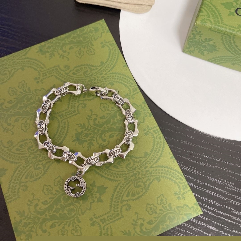 G*u*i bracelets